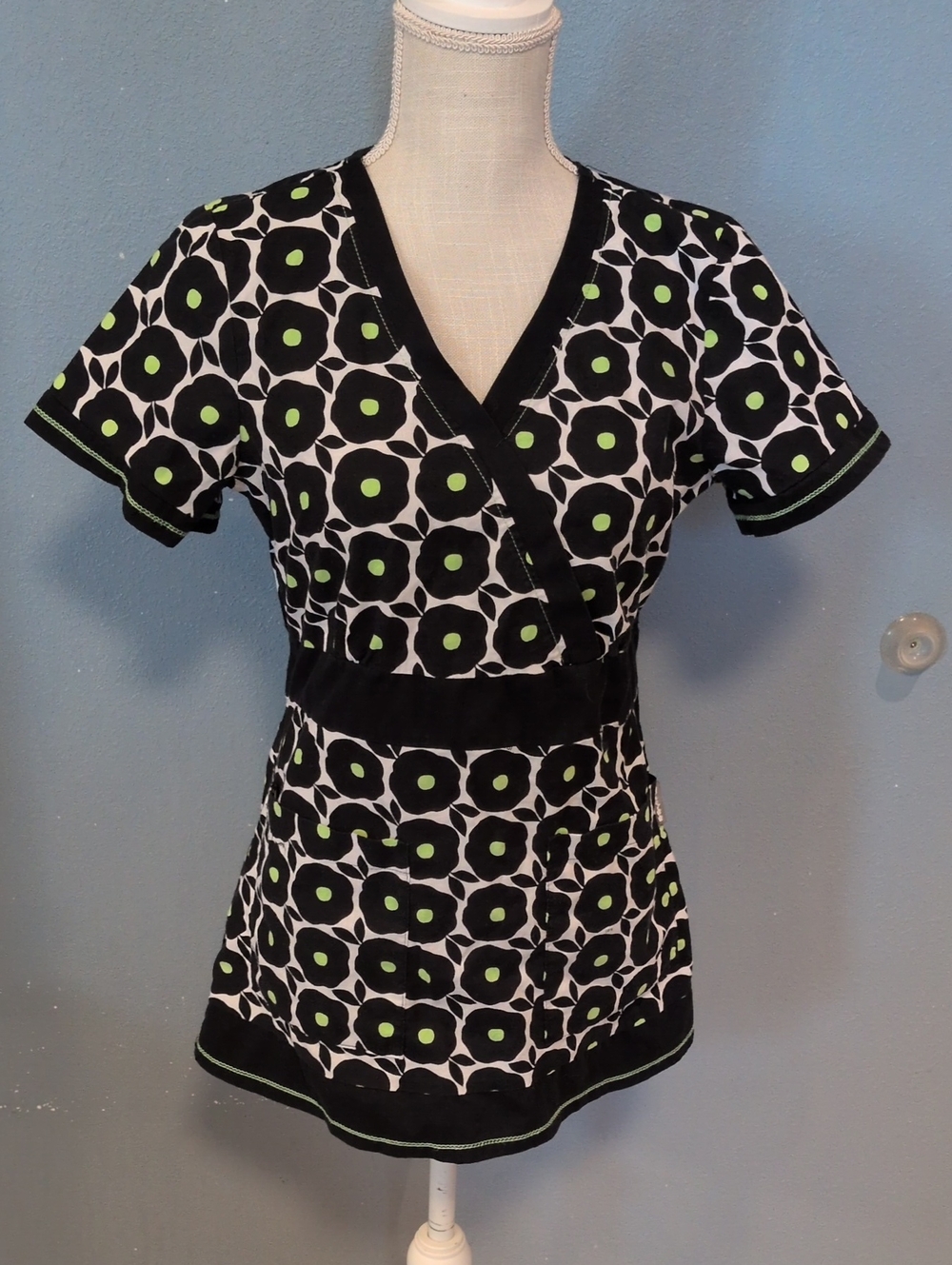 Koi By Kathy Peterson Floral Smocked V-neck Scrub Top Medical Field Feminine Y2K